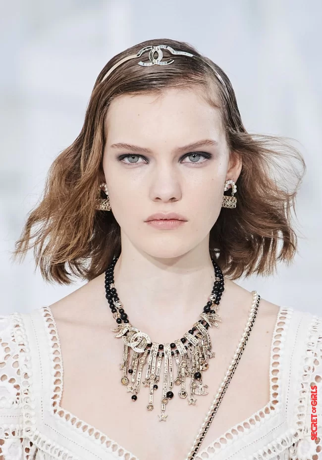 3. Curly long bob with hair accessories | Long Bob: The Airy Trend Hairstyle For Summer 2021