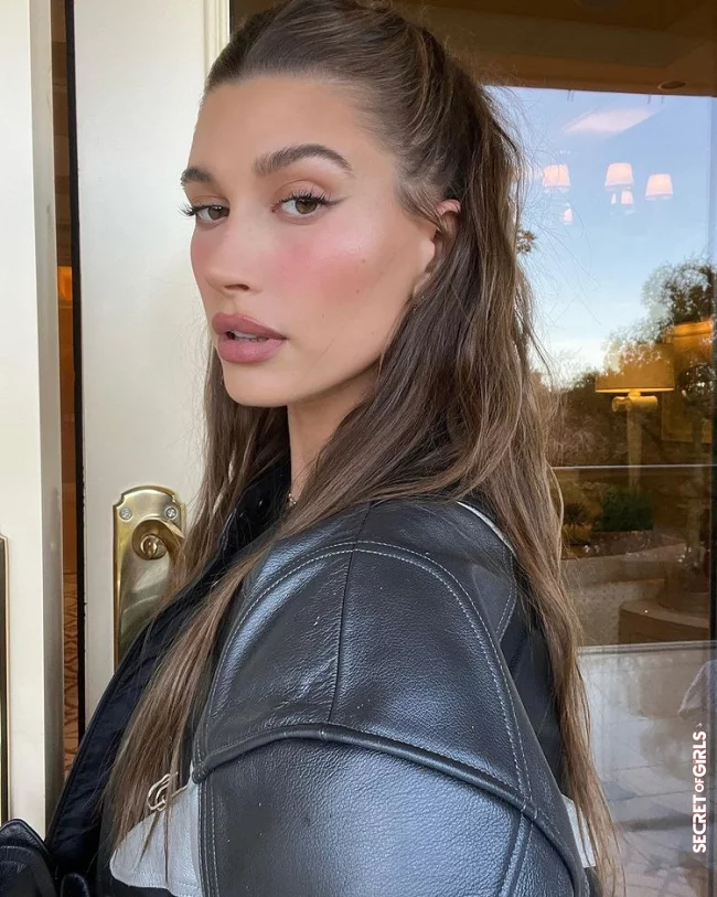Hailey Bieber is already wearing the trend hairstyle for 2022: Cappuccino brown | Cappuccino Brown is The Trend for Spring/Summer 2023