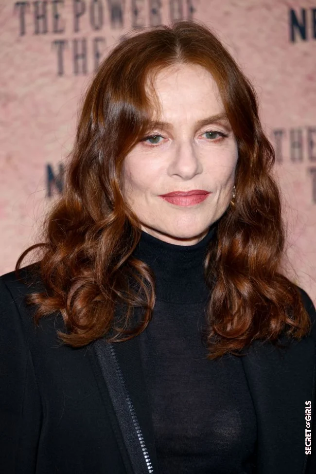 Isabelle Huppert's sublime red on mid-length hair | Mid-Length Hair For Women After 60 Years Old: What Hairstyle To Adopt?