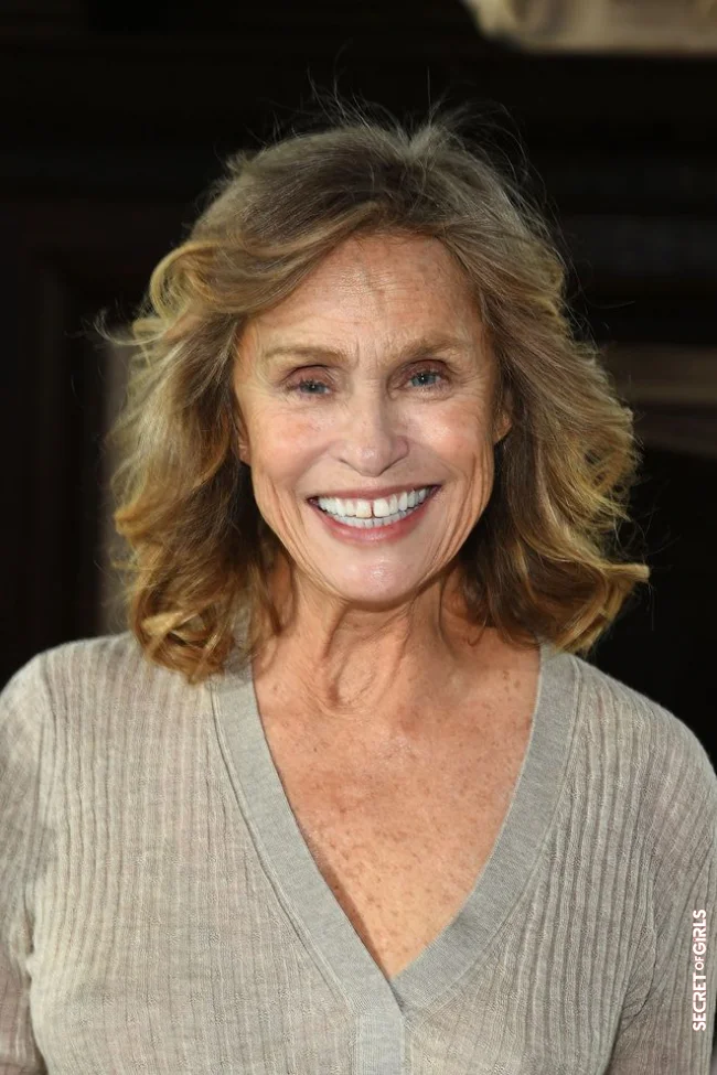 Lauren Hutton's mid-length bob with honey balayage | Mid-Length Hair For Women After 60 Years Old: What Hairstyle To Adopt?