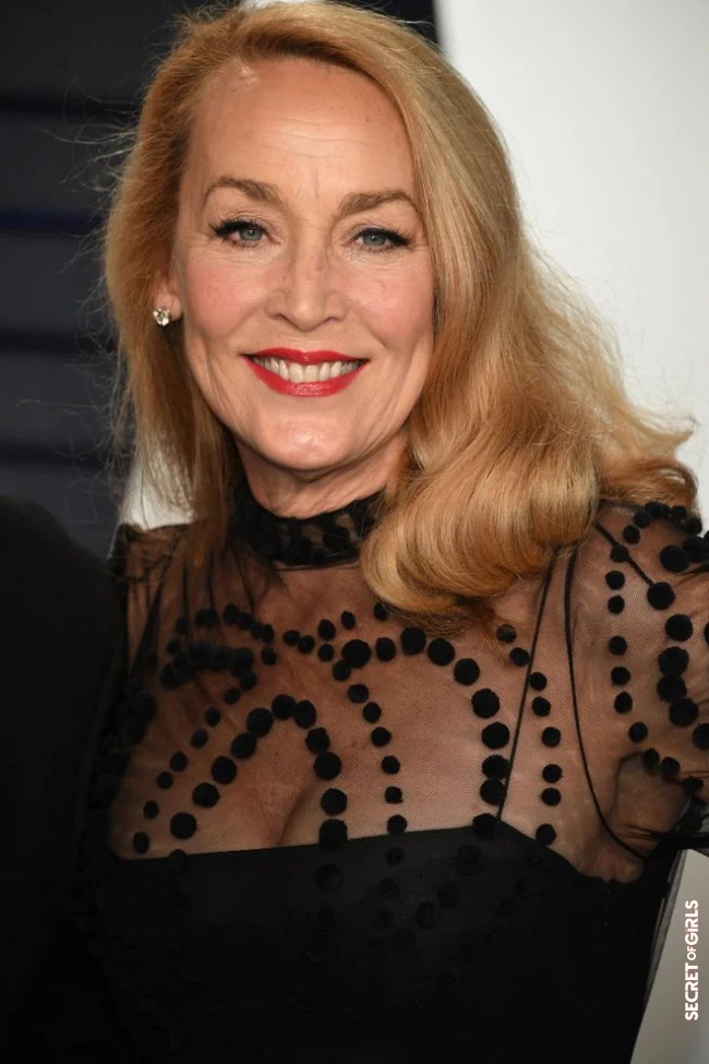 Jerry Hall's glamorous mid-length | Mid-Length Hair For Women After 60 Years Old: What Hairstyle To Adopt?