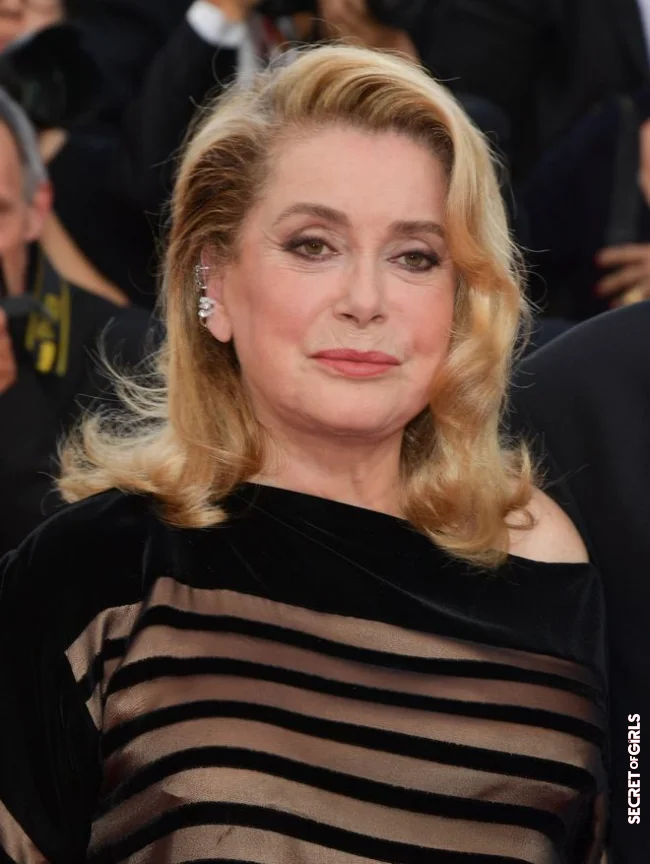 Catherine Deneuve's glamorous mid-length | Mid-Length Hair For Women After 60 Years Old: What Hairstyle To Adopt?