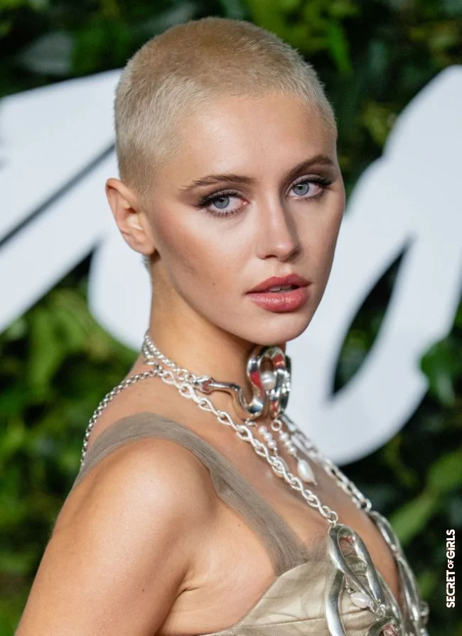 Iris Law | 20 Celebrity Hairstyles That Have Marked The Year 2023