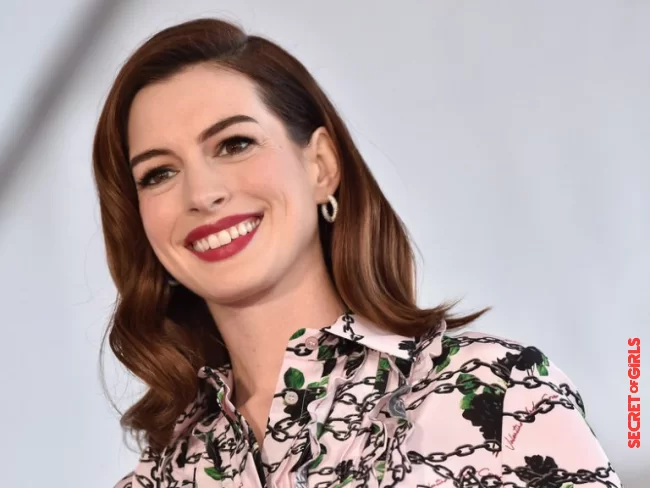 Oh, l&agrave;, l&agrave;, Anne Hathaway's hair is fresh: she copied the trend hairstyle from the French | Anne Hathaway Copied The Trend Hairstyle From The French