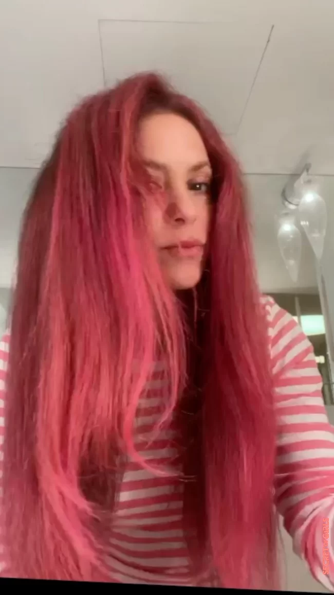 This is what Shakira looks like with pink hair: | Brave! Shakira now wears her hair this stark color