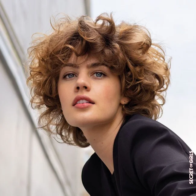 Curly ball cut by Jean Louis David | Hair Trends 2023: The Must Haircuts For Fall-Winter