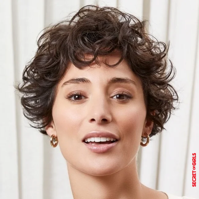 Curly ball cut by Interm&egrave;de | Hair Trends 2021-2022: The Must Haircuts For Fall-Winter