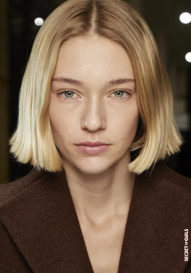 Who does the 2022 hairstyle trend for a center parting look like? | Middle Parting, Stays Chic and Trendy - Hairstyle Trend 2022