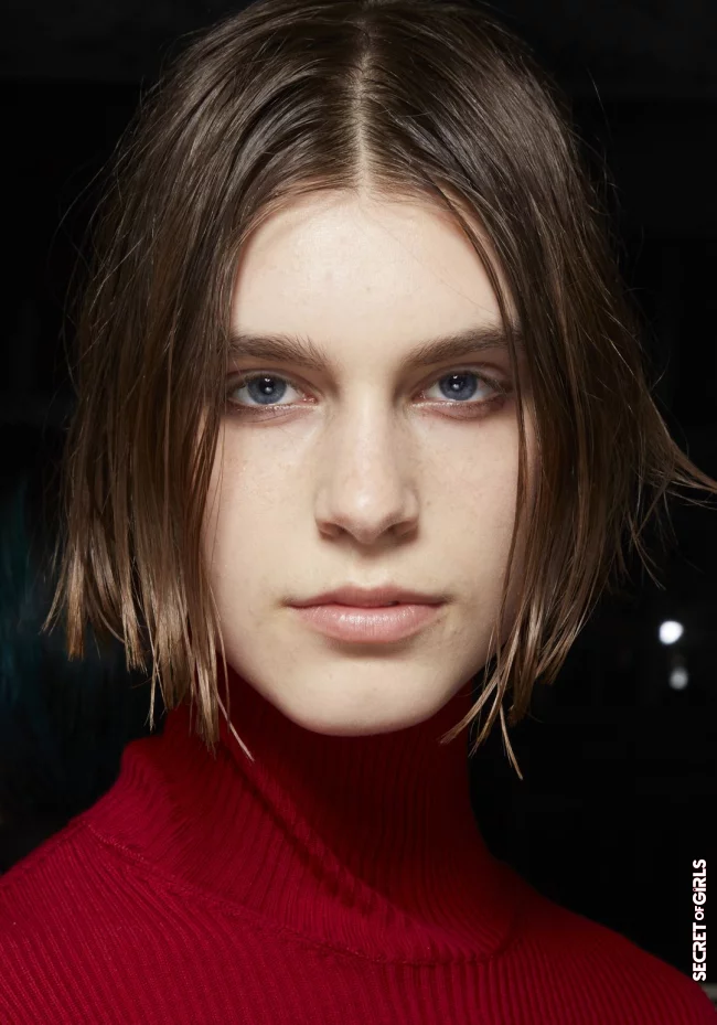 Center parting: What care and styling tricks are there for the 2022 hairstyle trend? | Middle Parting, Stays Chic and Trendy - Hairstyle Trend 2022