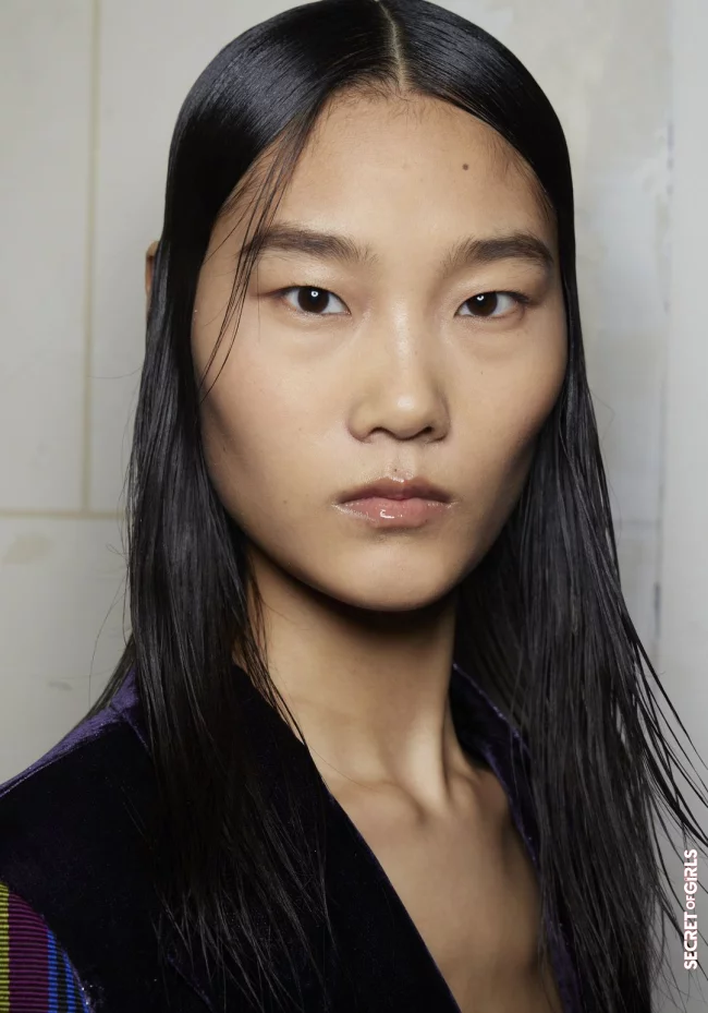 Center parting: What care and styling tricks are there for the 2022 hairstyle trend? | Middle Parting, Stays Chic and Trendy - Hairstyle Trend 2023