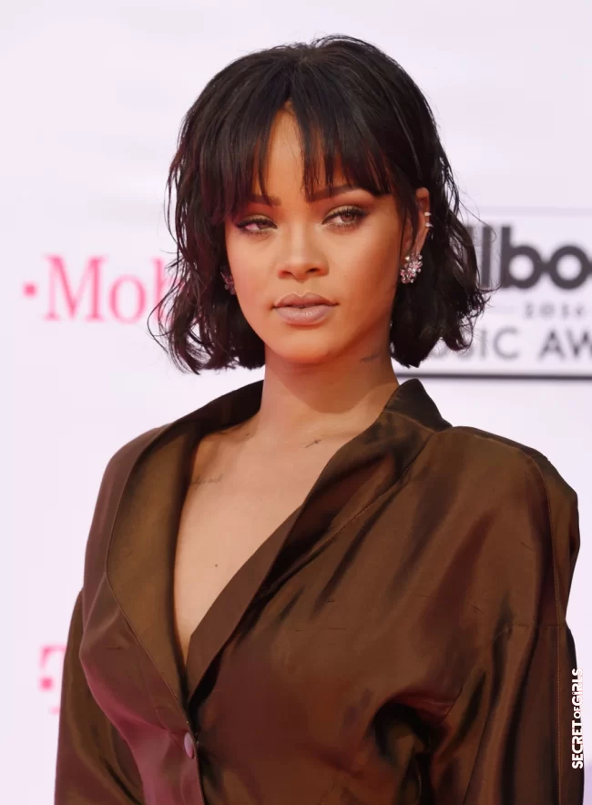 Back to the blurry bob with bangs, at the Billboard Music Awards in 2016 | Rihanna's All Hairstyles So Far - Discover Rihanna's Hair Evolution