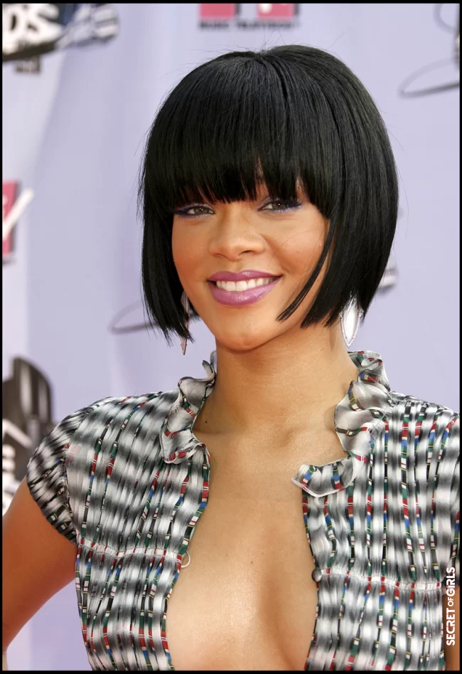 Short fringed bob, Rihanna gets a makeover for the 2007 MTV Movie Awards | Rihanna's All Hairstyles So Far - Discover Rihanna's Hair Evolution