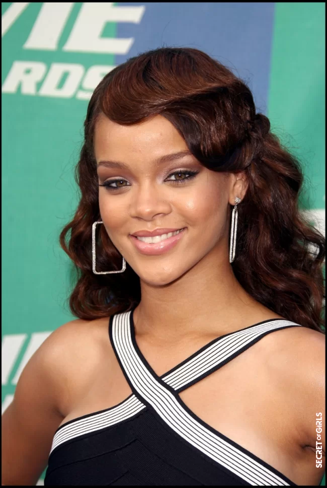 Pretty notched waves for a retro-chic look at the 2006 MTV Movie Awards | Rihanna's All Hairstyles So Far - Discover Rihanna's Hair Evolution
