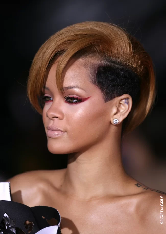 A blond with copper highlights, and a cat's gaze highlighted with a thick line of red eyeliner for the 2009 AMAs | Rihanna's All Hairstyles So Far - Discover Rihanna's Hair Evolution