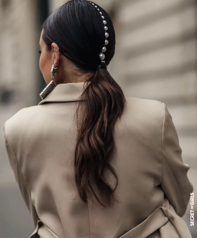 A simple ponytail, with central decoration | 30 Ultra Stylish Ways To Wear A Ponytail This Summer