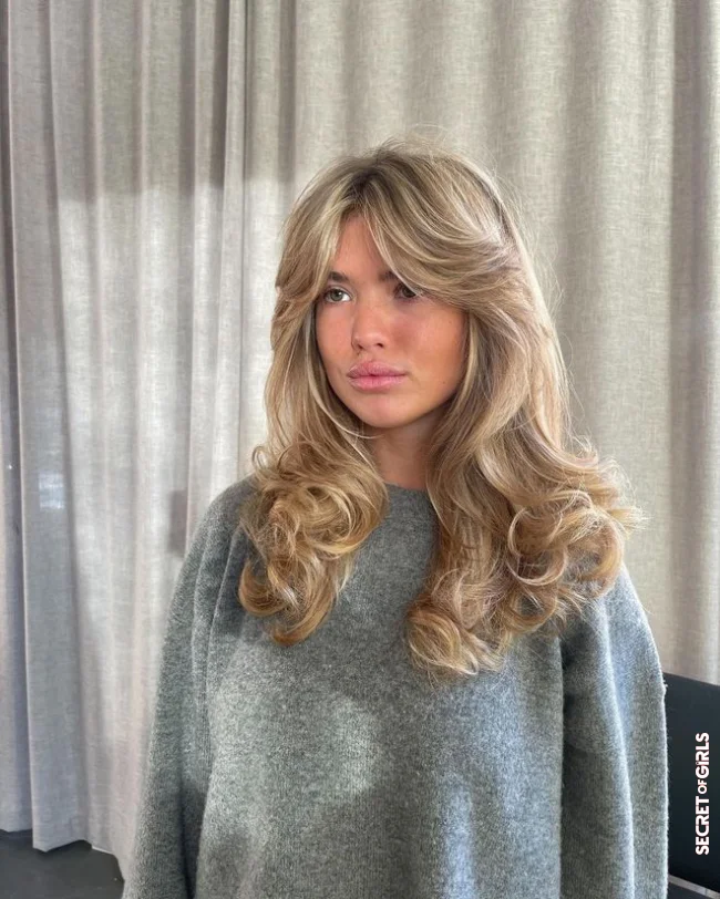 Ash blonde locks on a light brown for a volume effect | Hair: These Sweeps Will Be A Hit In 2022