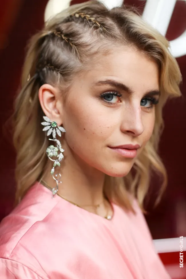 Hairstyle trend 2022: the side hair | 7 Hairstyles That We Will See Everywhere In 2022 According To Best Hairdressers