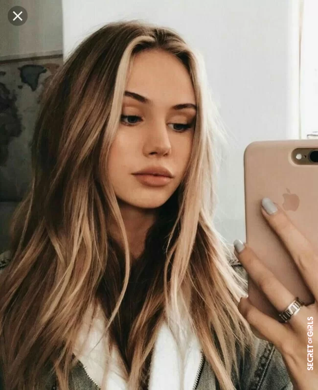 A sweep embellished with a `rogue hair` | Balayage Blond: All Her Inspirations That Smell Good Summer, Spotted On Pinterest