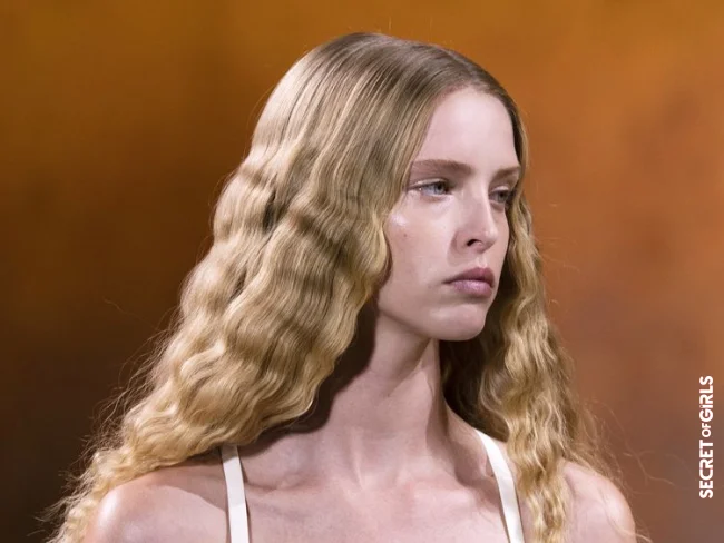 Styling tips: This is how you can imitate the new hairstyle trend Deep Waves 2022 | Deep Waves: Never Before Has A Hairstyle Trend Been As Elegant As This One!