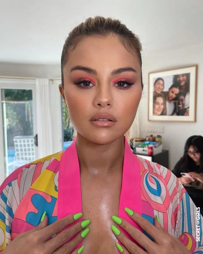 Selena Gomez convinces with glowing eye shadow and neon nails | Selena Gomez Brings Us The Coolest Beauty Look Of Summer So Far With Neon Eyeshadow And Nails