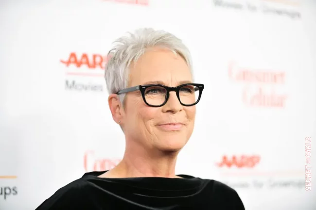 The black frame with short white hair: A must-have | What Short Haircut with Glasses After 60? Our Advices