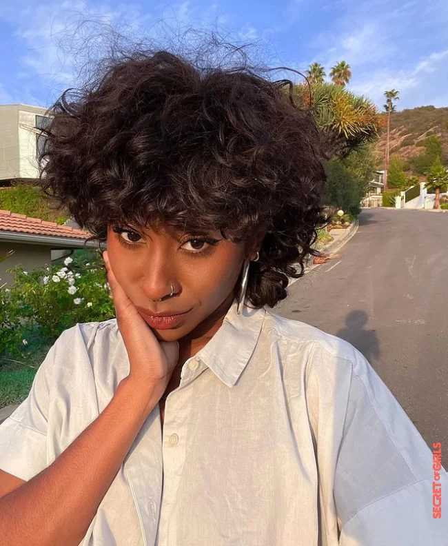 The hairstyle trend also looks super casual with curls: | Shu-What? Shullet Is The Coolest Hairstyle Trend In Summer 2021!