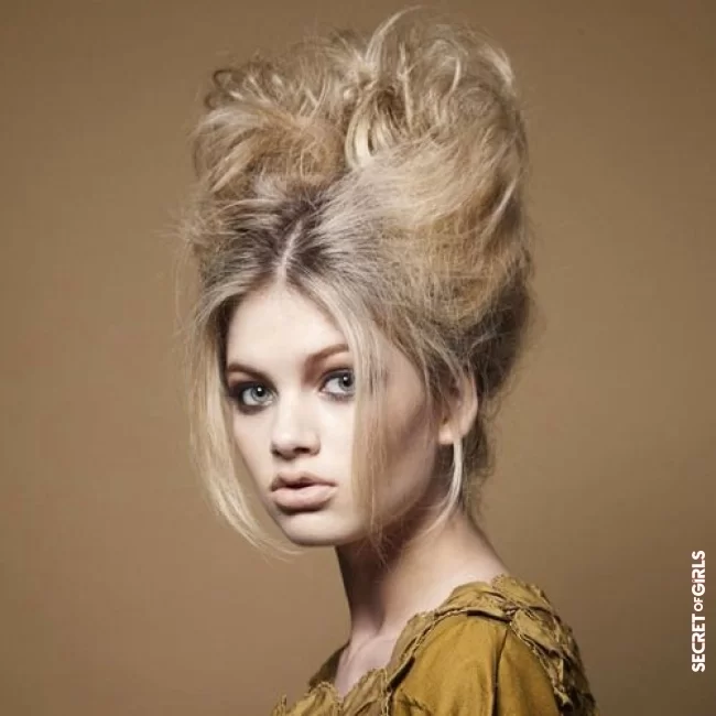 The messy-styled bun by Massato | 40 Trendy Hairstyles for Winter 2021