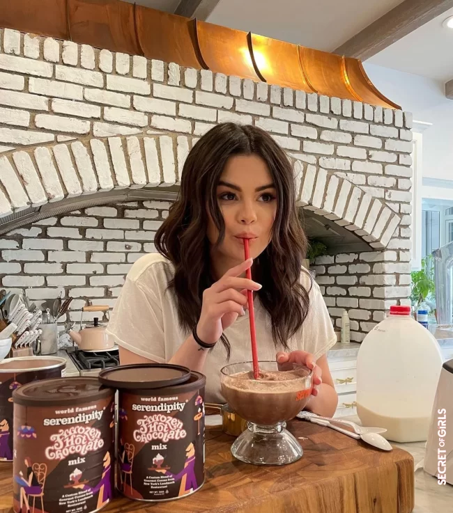 Selena Gomez went back to brown with the iced espresso hair | Hair Trend “Iced Espresso Hair”: What Is This Ultra Trendy New Color For This Summer?