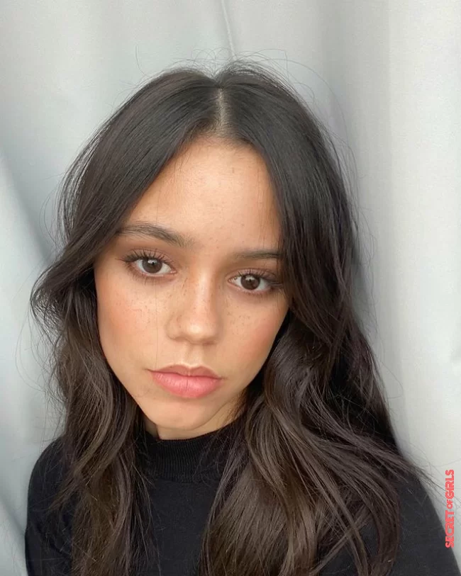 Jenna Ortega and her iced espresso hair | Hair Trend “Iced Espresso Hair”: What Is This Ultra Trendy New Color For This Summer?