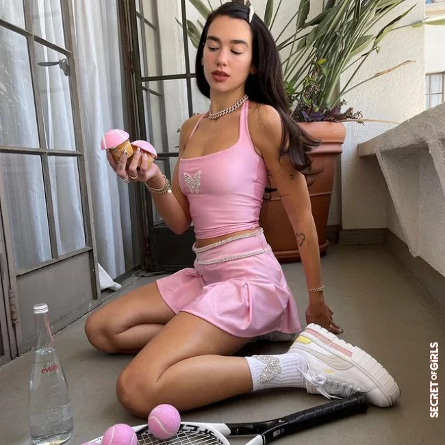 Dua Lipa went back to brown with the iced espresso hair | Hair Trend “Iced Espresso Hair”: What Is This Ultra Trendy New Color For This Summer?