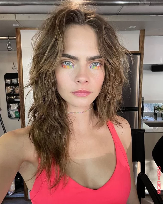 Cara Delevingne - her new trend hairstyle and hair color suit her perfectly | Cara Delevingne surprises us with a new hair color - and hairstyle