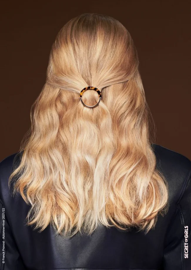 A hair tie | All Hairstyle Trends of 2023 - Discover!