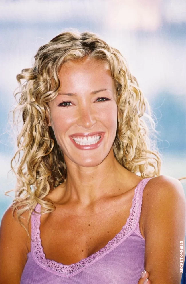 Oph&eacute;lie Winter in 2001: tight curls and golden blondes | Ophélie Winter: Her Physical Evolution (Hairstyles of Ophélie Winter)