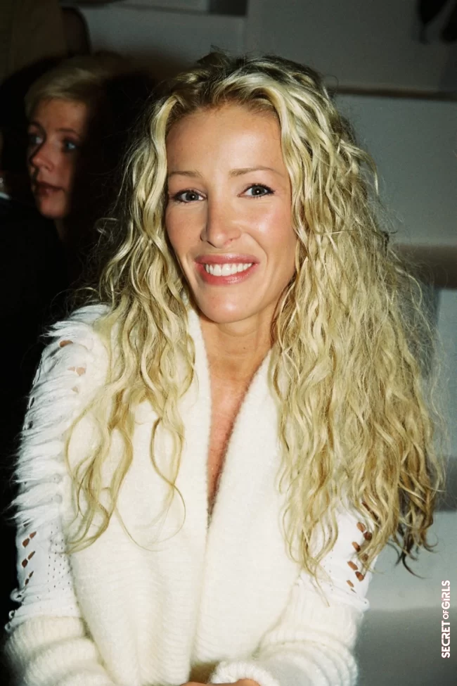 Oph&eacute;lie Winter with long curly hair in 1999 | Ophélie Winter: Her Physical Evolution (Hairstyles of Ophélie Winter)