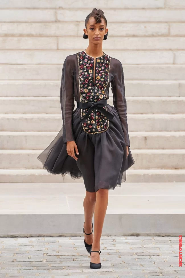 Black bows at Chanel - a trademark | Chanel Shows: In Autumn We Wear Intense Cat Eyes And Black Bows In Our Hair