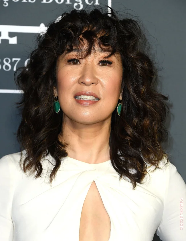 Sandra Oh | Best Curly Hairstyles Of The Stars - 24 Looks From Natural Frizz To Beach Waves