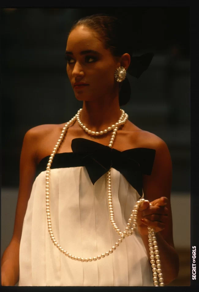 Chanel Fall/Winter 1986 Show | Black Bow And Chanel: Legendary (Hair) Accessory Is So Versatile - And That's How We Wear It Now