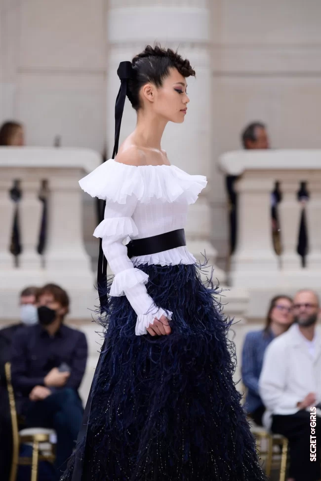 Chanel show fall/winter 2021 | Black Bow And Chanel: Legendary (Hair) Accessory Is So Versatile - And That's How We Wear It Now