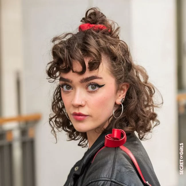 Curly Fringe: This is the coolest pony hairstyle for 2021! | Curly Fringe: This trend hairstyle wraps us around our fingers!