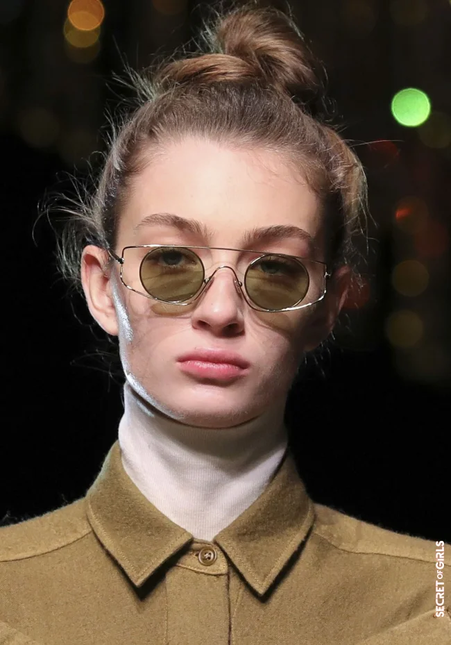 Topknot is shown in these variants: the trend looks for winter 2021 | Hairstyle Trend In Winter 2021/2022: Topknot Is Alternative To Strict Bun