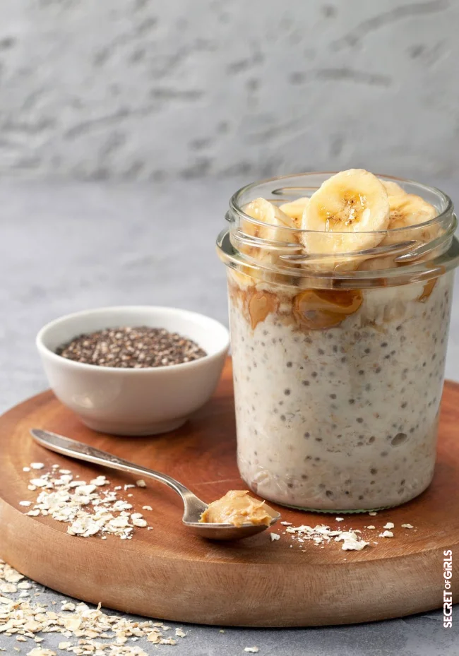 3.&nbsp;Recipe for overnight oats with almond milk and chia seeds | Lose Weight With Almond Milk: Best Low-Calorie Breakfast Recipes