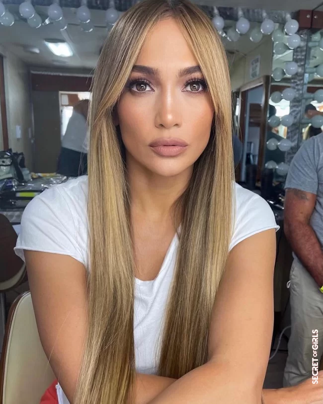 Curtain Bangs: JLo also wears the trend hairstyle - super straight | Trend Hairstyle! (JLo) Jennifer Lopez Is Now Wearing The Popular Curtain Bangs