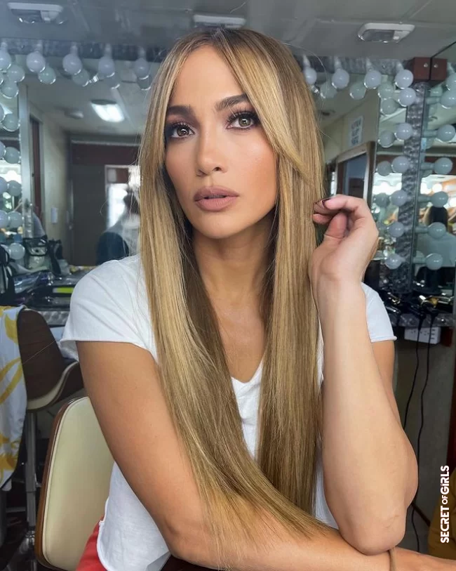 Curtain Bangs: JLo also wears the trend hairstyle - super straight | Trend Hairstyle! (JLo) Jennifer Lopez Is Now Wearing The Popular Curtain Bangs
