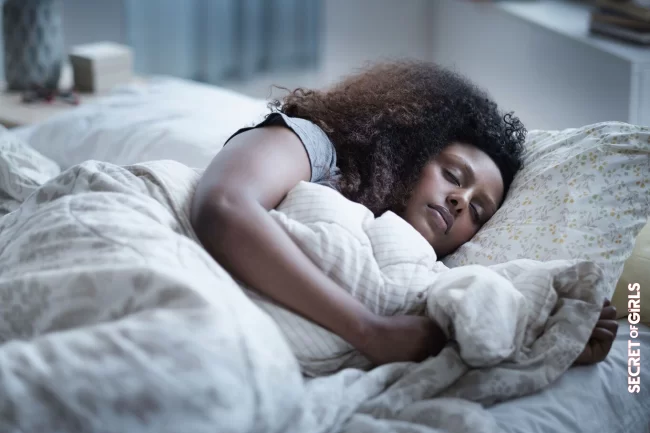 Sleep on a silk pillowcase | Hair Tips: How To Avoid The Appearance Of Forks?