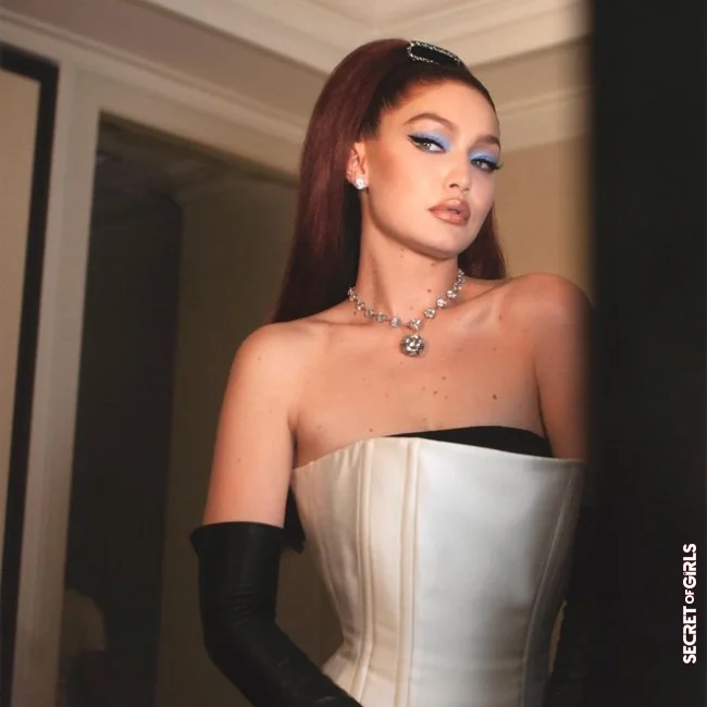 Gigi Hadid: For the Met Gala 2021, the model wore light blue shimmering eye shadow | Eyeshadow And Eyeliner In Blue: Gigi Hadid Wears The Makeup Trend In Autumn 2023