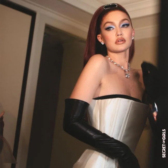 Gigi Hadid: For the Met Gala 2021, the model wore light blue shimmering eye shadow | Eyeshadow And Eyeliner In Blue: Gigi Hadid Wears The Makeup Trend In Autumn 2023