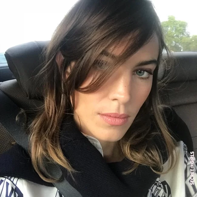 Alexa Chung with side pony wave | 6 hairstyle trends for the long bangs in winter 2020/2021