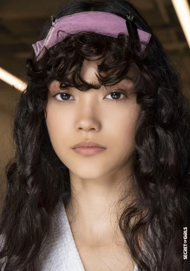 Folklore vibes: The curly pony is the new hairstyle trend | Hairstyle trend: is the curly bangs now replacing the curtain bangs?