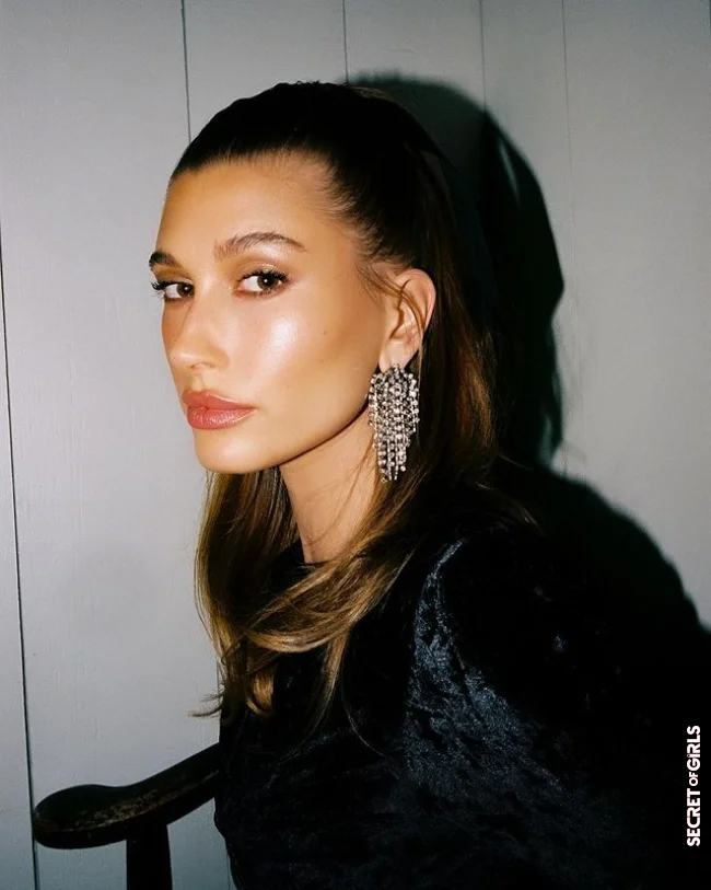 Hairstyle trend Christmas 2021: the half-ponytail by model Hailey Bieber | The Hip Hairstyle Trend From Hailey Bieber For Christmas 2023