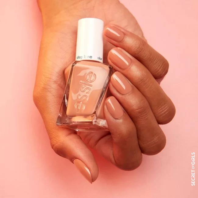 3. Particularly delicate: Apricot nail polish | Nail Polish Trend: Orange Will Be Versatile In Summer 2021